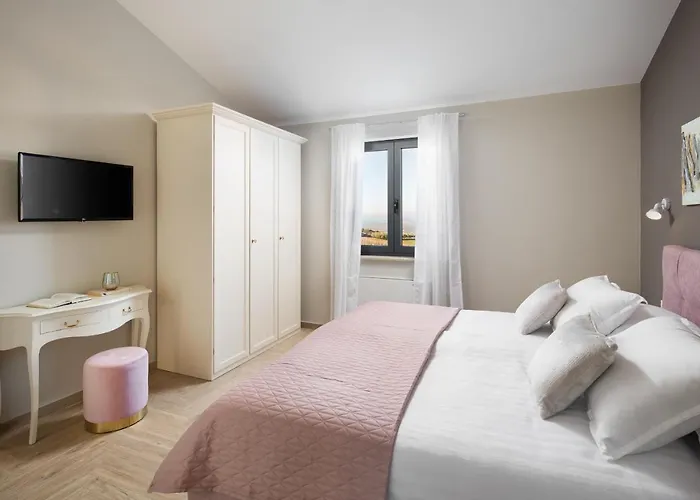 Edoardo By * Vižinada